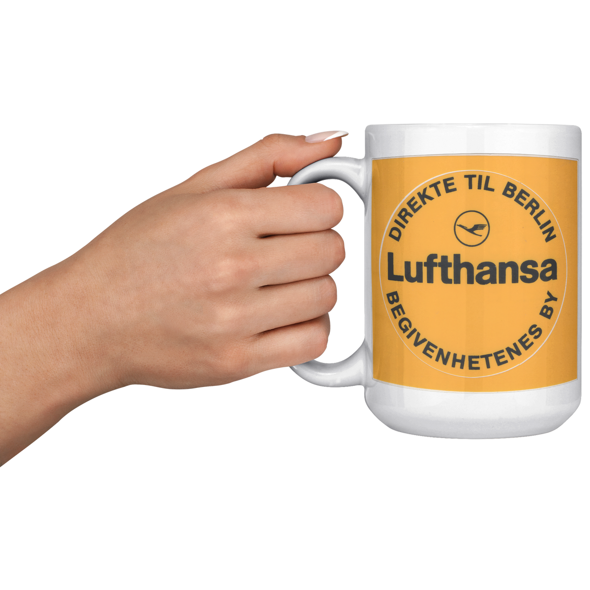 Lufthansa_Direkte_Til_Berlin_Vintage_Sti_15oz_White_LH_Model_Mockup.png_16302631